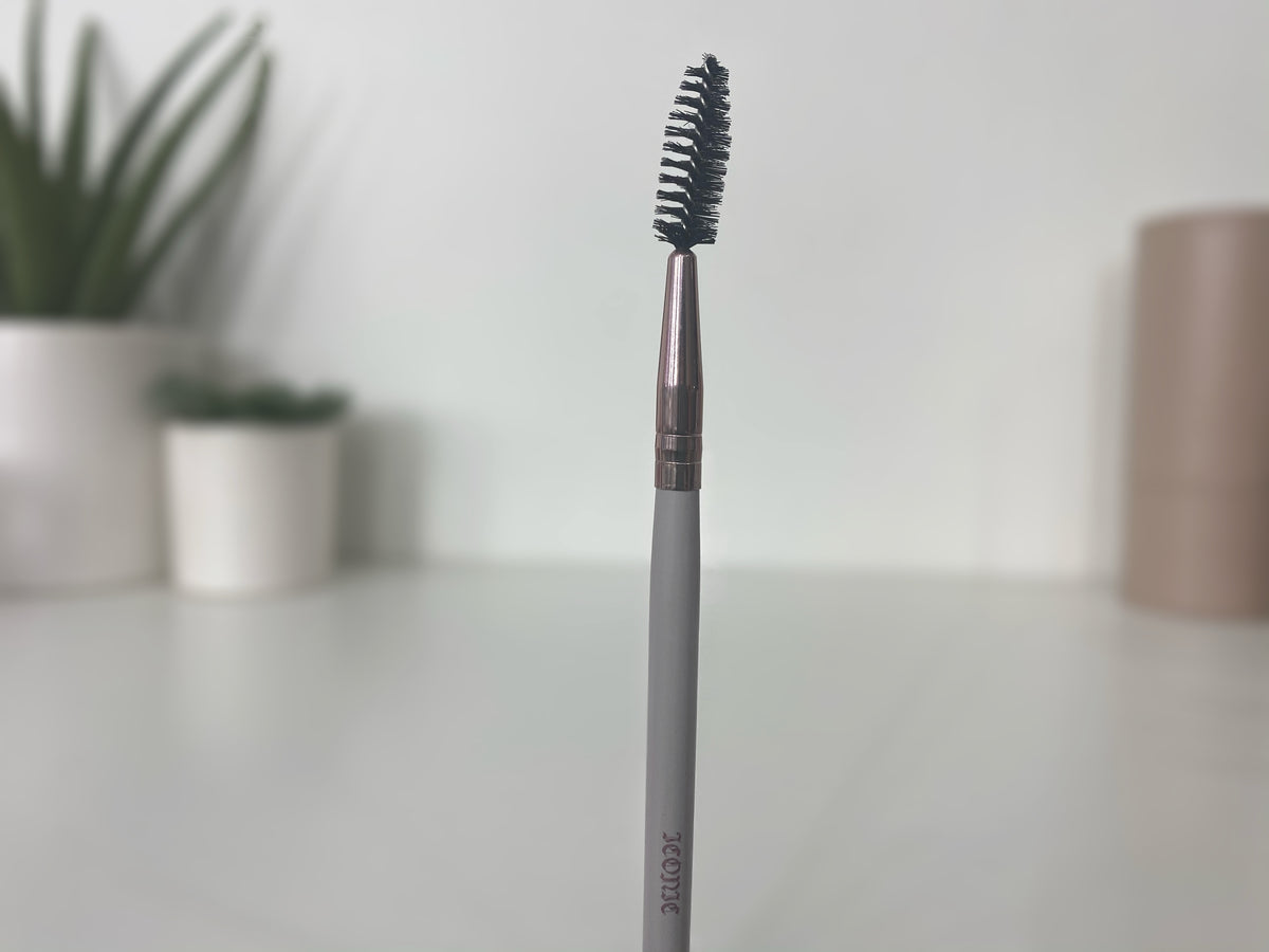 I92 SPOOLIE - Separate and define your lashes on the go! Perfect for taming brows and fluffing lash extensions! Bristle Type: Synthetic
