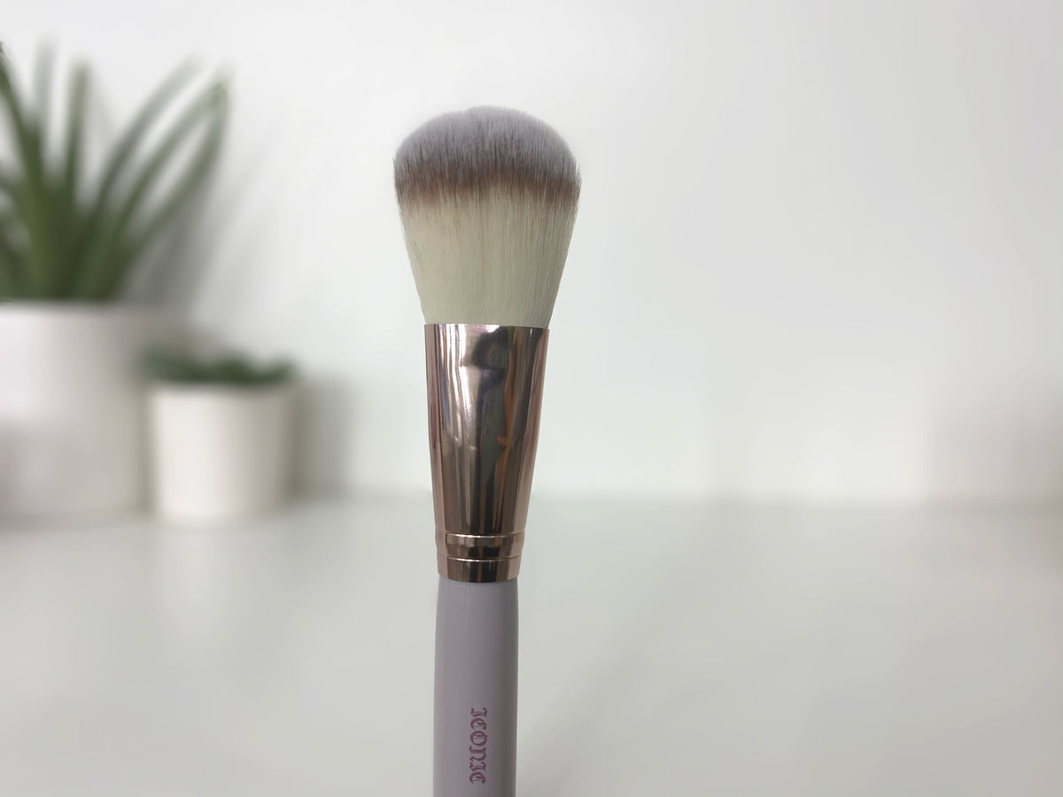 I1116 FLUFF - This fluffy powder brush is a must-have. Blend and set your makeup all in one! A quick powder touch up will have you looking brand new!