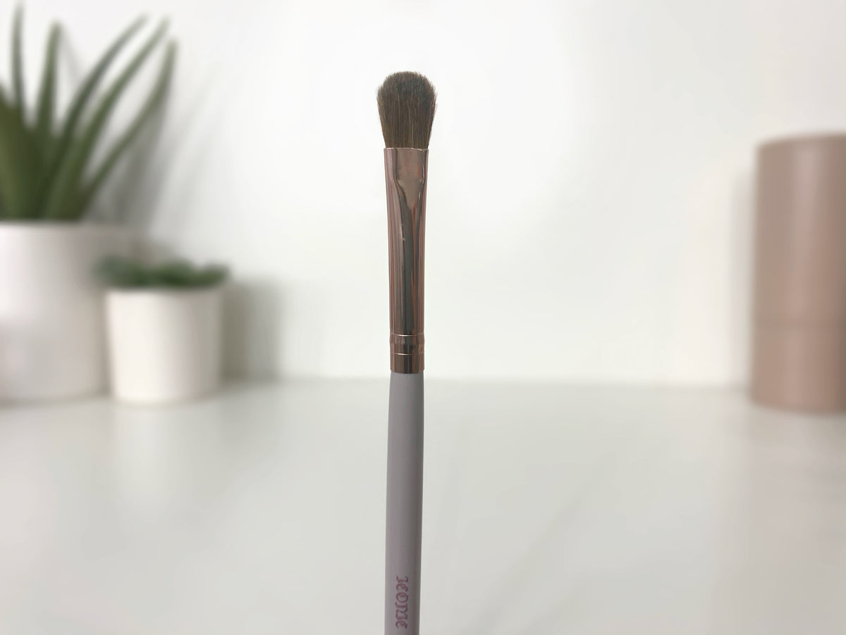 I63 LID - Pack on a beautiful eye shadow color on your lid with this flat shadow brush for an eye catching look!