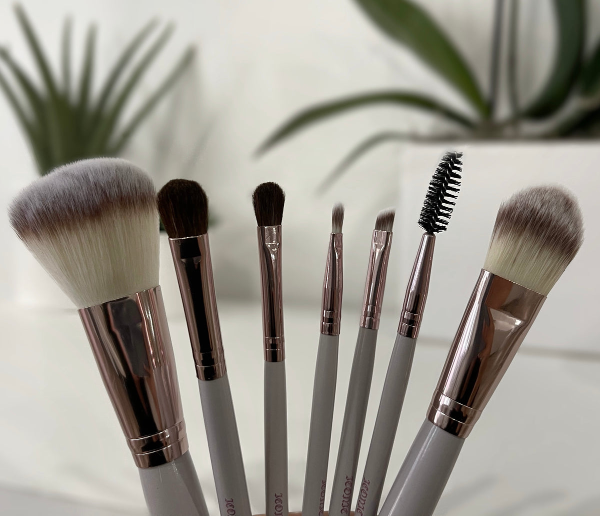 Eyes, lashes, lips & face! This 7 piece makeup brush set can travel anywhere effortlessly, for easy on the go touch ups!